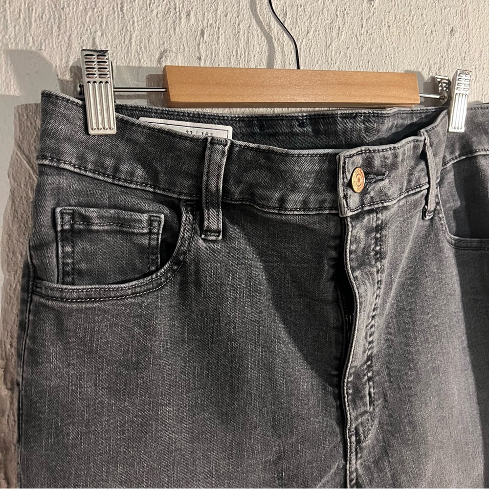 GAP • universal sky high jegging jean black wash frayed short